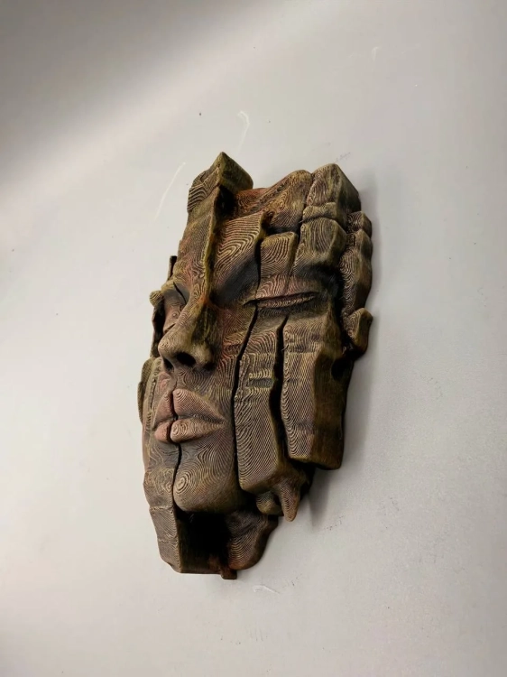 Boczny widok reliefu o głębokości około 40 mm
